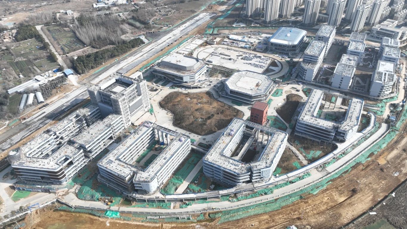 為確保合肥一中淝河校區(qū)項(xiàng)目2024年竣工交付節(jié)點(diǎn)如期完成，迅速掀起春節(jié)后復(fù)工即大干勞動(dòng)熱潮，形成一股緊張快干、提速爭先的濃厚氛圍，2月16日，合肥一中淝河校區(qū)項(xiàng)目召開節(jié)后復(fù)工動(dòng)員大會(huì)。會(huì)上，各部門負(fù)責(zé)人報(bào)告了2023年度收尾工作情況及今年的工作任務(wù)，以月、周為時(shí)間軸線，明確各目標(biāo)節(jié)點(diǎn)，并以圖表的形式對(duì)各勞務(wù)班組負(fù)責(zé)人進(jìn)行全面交底，落實(shí)工作目標(biāo)責(zé)任制，做到責(zé)任到人，切實(shí)做到工作目標(biāo)化，目標(biāo)階段化，階段具體化，具體責(zé)任化。 (2)_副本.jpg